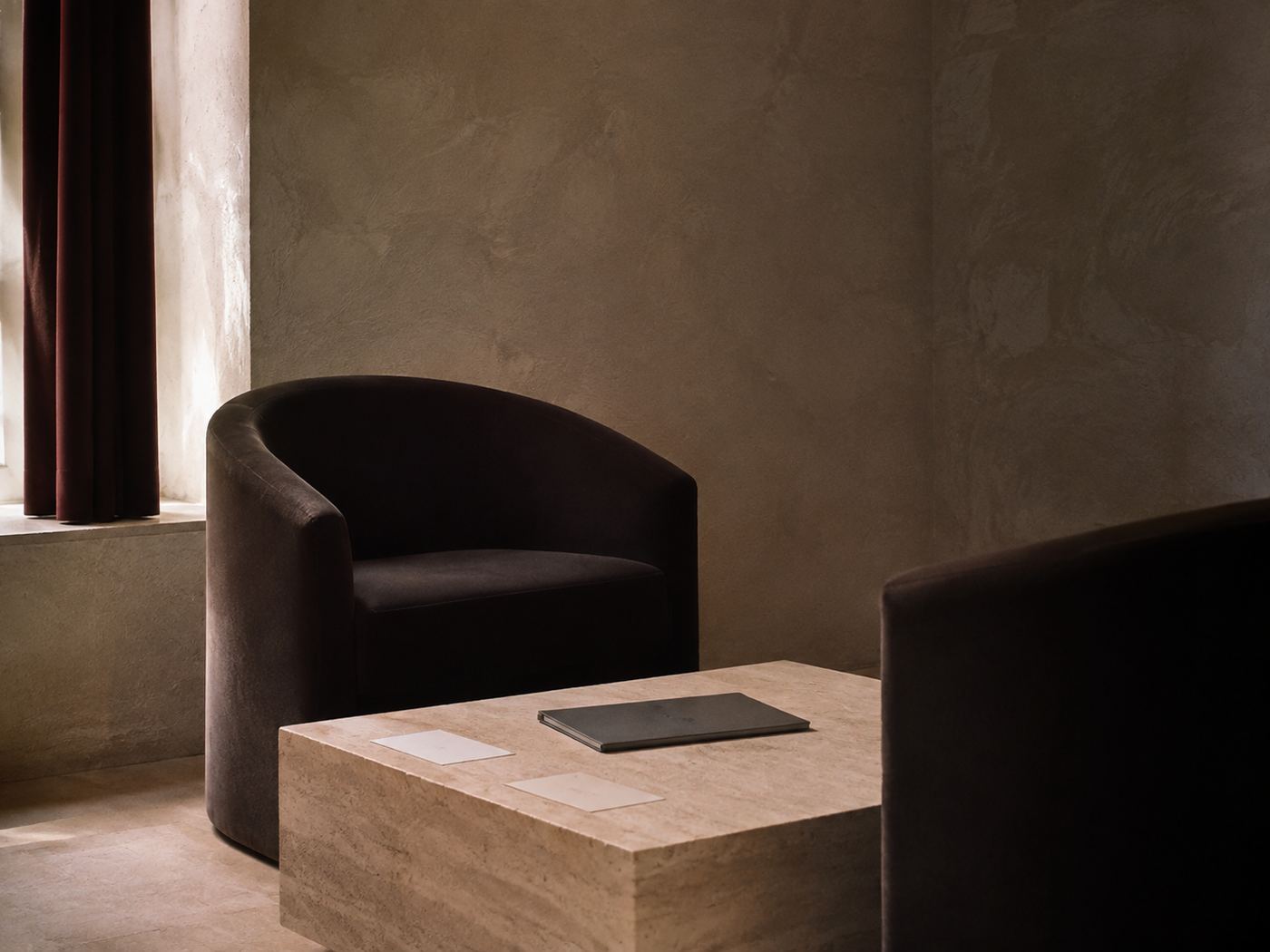 غرفة استشارة خاصة بمقعدين وطاولة ترافرتين — a private consultation room